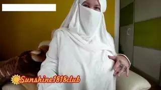 فتاة عربية مسلمة ذات أثداء كبيرة في شريط جنس صريح