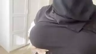مغازلة الزوجة العربية عارية الصدر تؤدي لجنس صريح