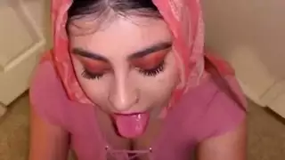 لسان الفتاة العربية على قضيب كبير