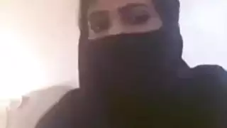 أول ظهور لإغراء عربية على كاميرا صدر عاري