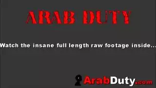 عاهرة عربية تأخذ قضيب الجندي الأبيض الضخم