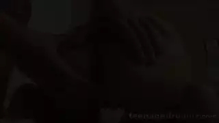 قطة حامل تأخذ قذفًا صلبًا على الوجه