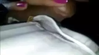 سحاقيات الكلية المتحولات إلى عاهرات تمص وتتقاسم قضيباً كبيراً