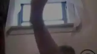 فتاة بريطانية تحصل على عمل جماعي وتُغطى بالسائل المنوي