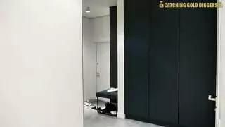 الخادمة تمسكه يلعب بنفسه وتريد المشاركة