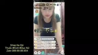 مراهقة شهية تظهر حفرها الضيقة