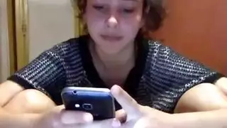 امرأة سمراء مثير استمناء على سريرها في كاميرا ويب