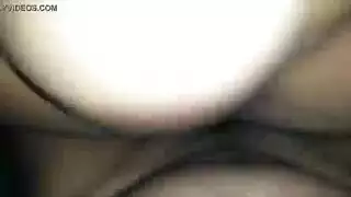 شقراء خبيرة تمارس الجنس وتركب القضيب في مشهد إكس إكس إكس