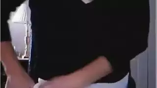مراهقة سمراء تئن وهي تركب هزازًا بورنو فردي