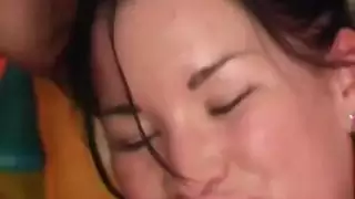 قضيب وحشي يضاجع مراهقة سمراء مفلسة في بورن عنيف