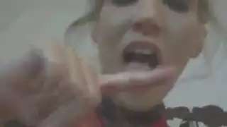 قضيب أبيض يطلق رشقة مني ضخمة على الكاميرا