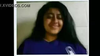 أداء جامح لفتاة هندية على ويب كام: ثدييها مكشوفان