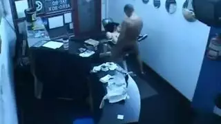 تهاتف زوجها وهي تتناك