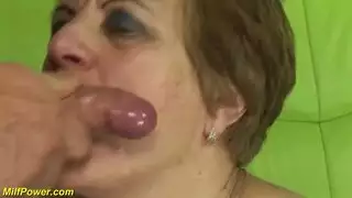 حركة سحاقية شديدة مع أم جميلة ممتلئة