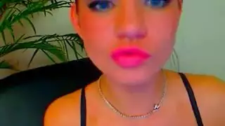 يلعق كسها لحظة خروج البول