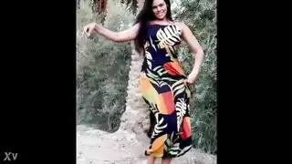 الراقصة المثيرة الشرق أوسطية تأخذ القضيب بعمق