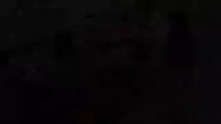 يائسة من أجل المال، تبتلع السائل المنوي على ركبتيها