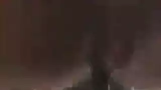 حلاقة كاملة للكاميرا، متكئة على سيارتي