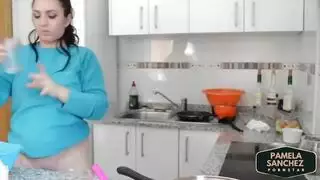 حفلة نكاح في المطبخ: ديلا تأخذ قضيباً قوياً من الخلف