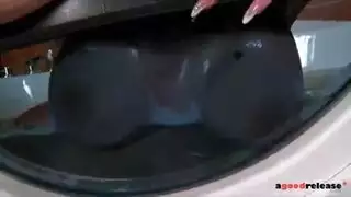 يهدد اخته ان يقول لبوه انها صدمت بلسياره وينيكها