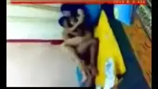 ام بقميص النوم توقظ ابنها السكران وتتناك منه بعنف