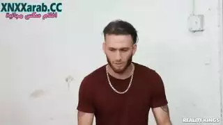 من الشارع إلى المتجر: العاهرة تمثل مشهد إباحي علني