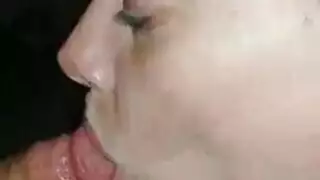 شقراء ناضجة جشعة تبلع قضيبًا مزيفًا هائلاً