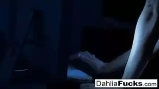 الشقراء الساخنة داليا سكاي تمص وتمارس الجنس لإرضاء رجلها