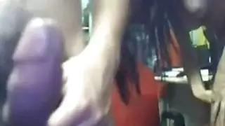 يقذفون المنى في طيزها