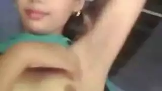 الثعلبة الصغيرة تظهر ثدييها المثاليين في مشهد جنسي فموي