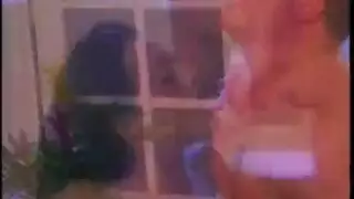 الفتاة السيئة كريستينا تأخذ وضعية كلابية صعبة على أرضية المكتب