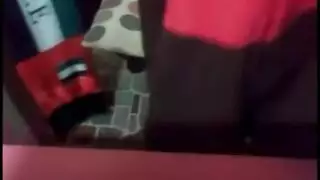 فتاة آسيوية تتباهى بكسها المثقوب ورقبتها الموشومة في عرض إباحي