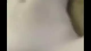 بنت شقراء مع بنت سوداء