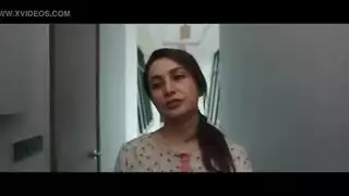 سيدات مثيرات في ملابس رسمية يتم تدمير فتحاتهن الضيقة على الشريط