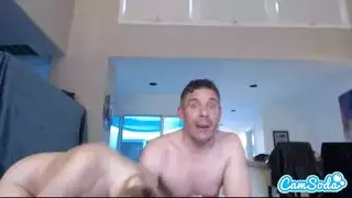 رجل يرتدي بنطلون قصير ويحمل كرتونه في يده