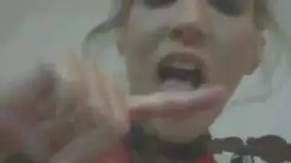 قضيب أبيض كبير يضرب بعمق في كس ضيق ومبلل