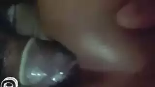 يراقب ألم والب وهم في غرفتهما