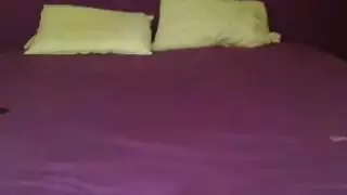 صديقة شقراء تستخدم الهزاز في مشهد استمناء صريح