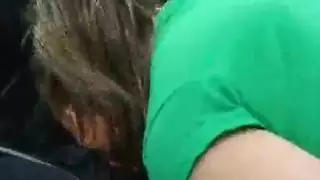 مشهد صعب: مدلكة تختنق بقضيب سياسي في فيلم إباحي