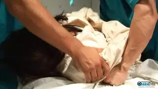 فتاة كبيرة الفم تأخذ قضيبًا صغيرًا مشعرًا بعمق