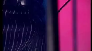 امرأة ممتلئة الجسم لاتينية تمص قضيب أسود كبير في مشهد إباحي حميم