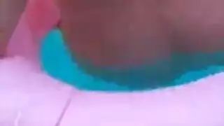 زوجة ساخنة محشوة بالقضيب ثم تعبث بكسيها المشعر