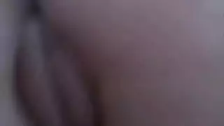 علاقة جنسية خفية: الصديقة تمتلىء من زوج الأم