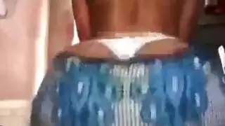 شهوة أختية: مؤخرتان وهزاز قوي واحد