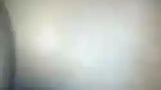 هذه الفاجرة تتوق لقضيب سميك لكن لا أحد يعطيها