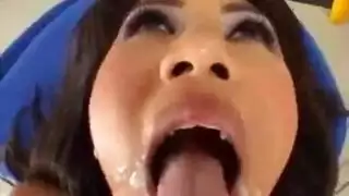 إثارة قاسية: رجل مقنع يفرغ داخلها