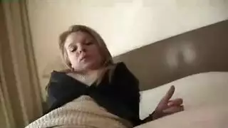 وحيدة في المنزل ويستغلها أشقر مثار مثل عاهرة