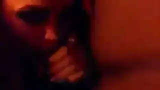 تنورة جلد، كعب عالي أخضر، وجنس خلفي مكثف إباحي