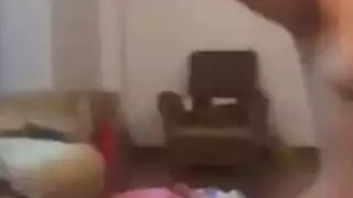 المراهقة فانيسا تتعرض للإيلاج المزدوج بعد اكتشافها تلعب بكسي