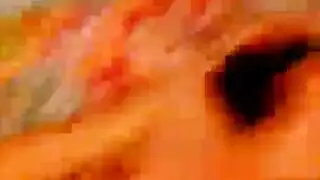 وجه حلو، فرج مشعر، وثديين صغيرين في بورن عنيف